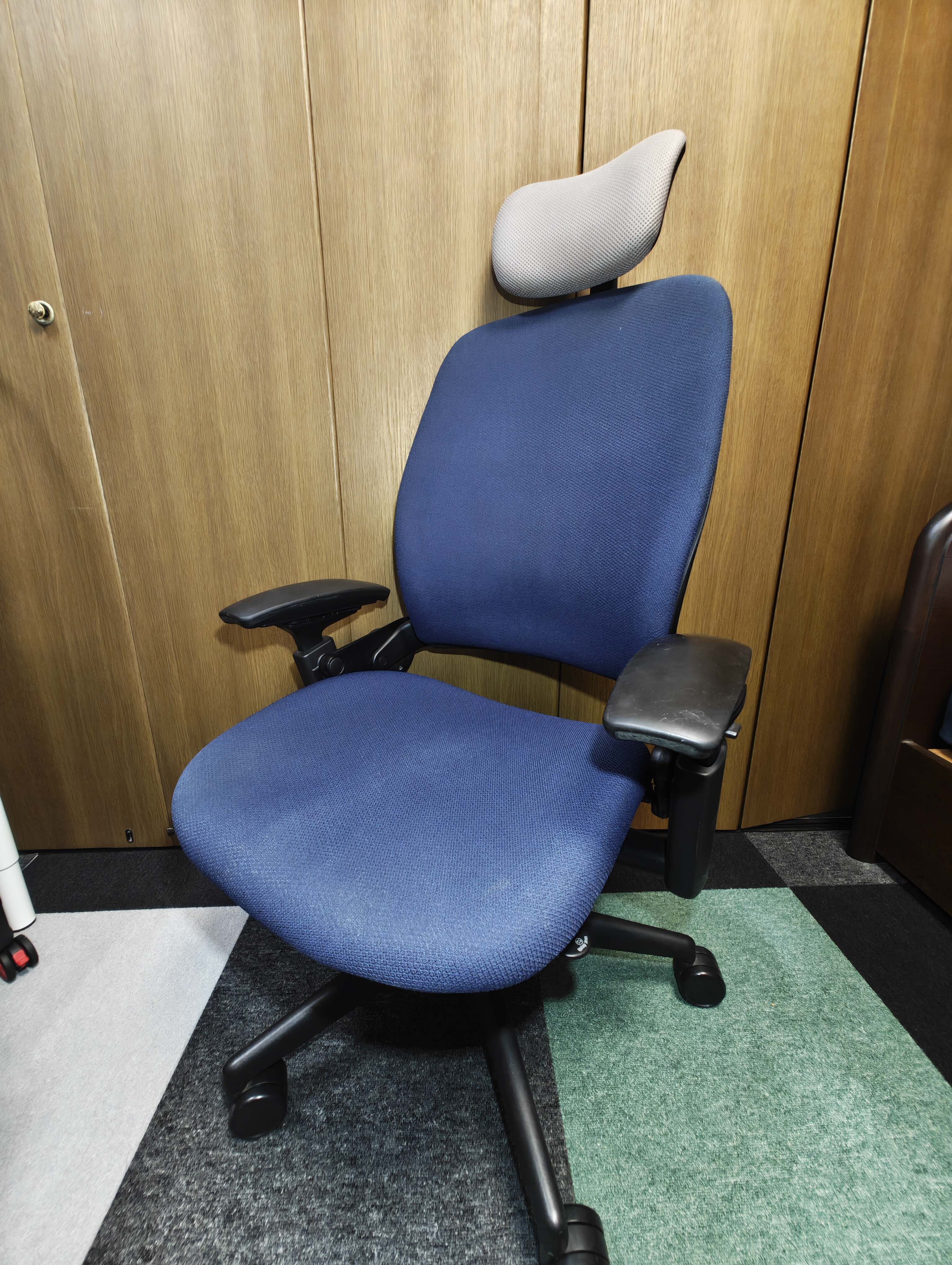 アームレスト交換前のSteelCase社leapv2の写真