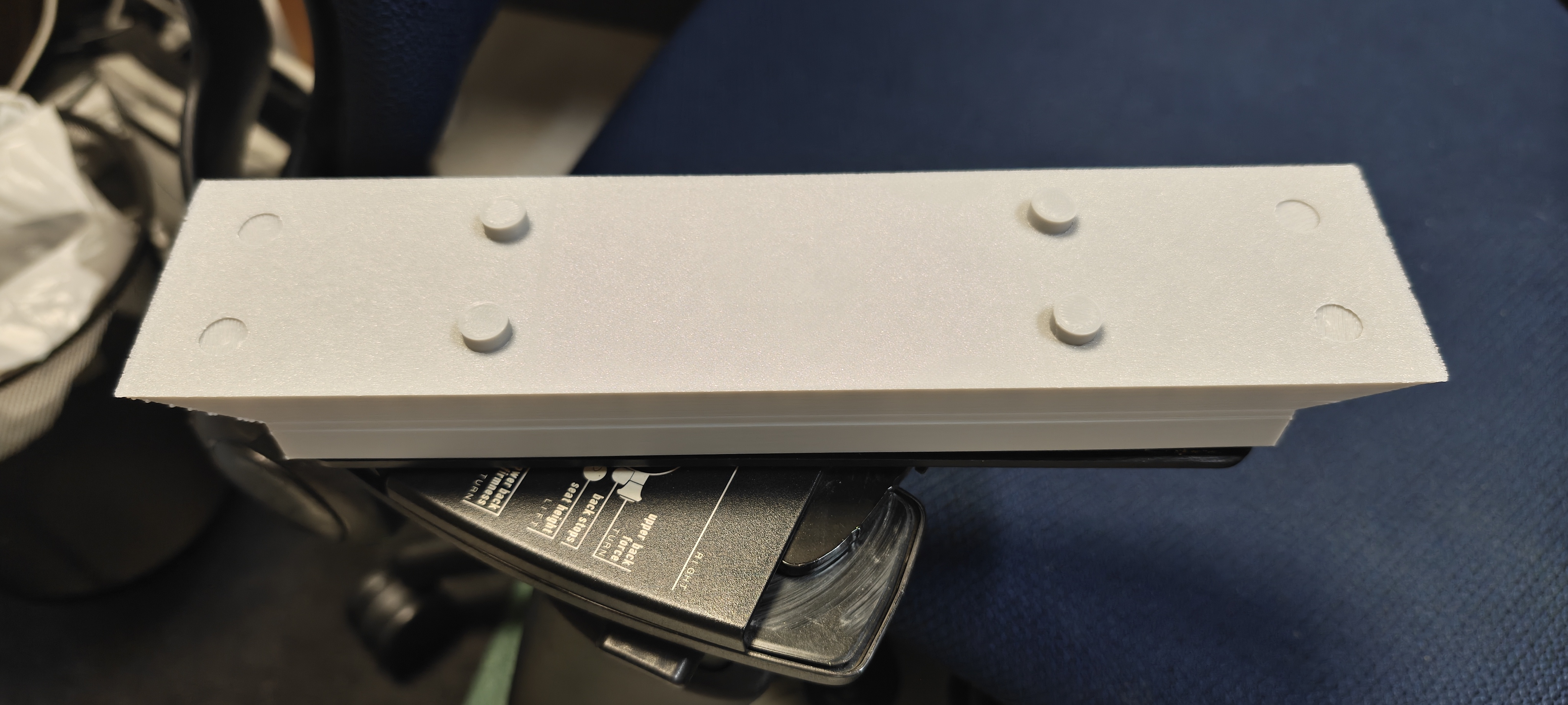 実際の椅子に仮止めされたキャビティの写真