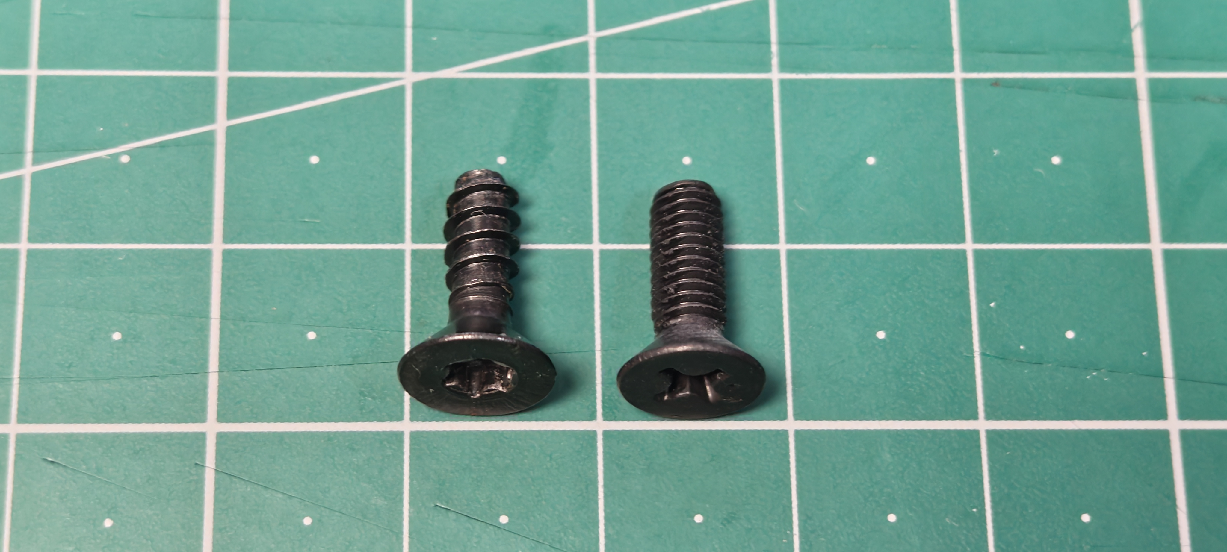 利用されていたトルクスネジと変更予定の＋ネジの写真