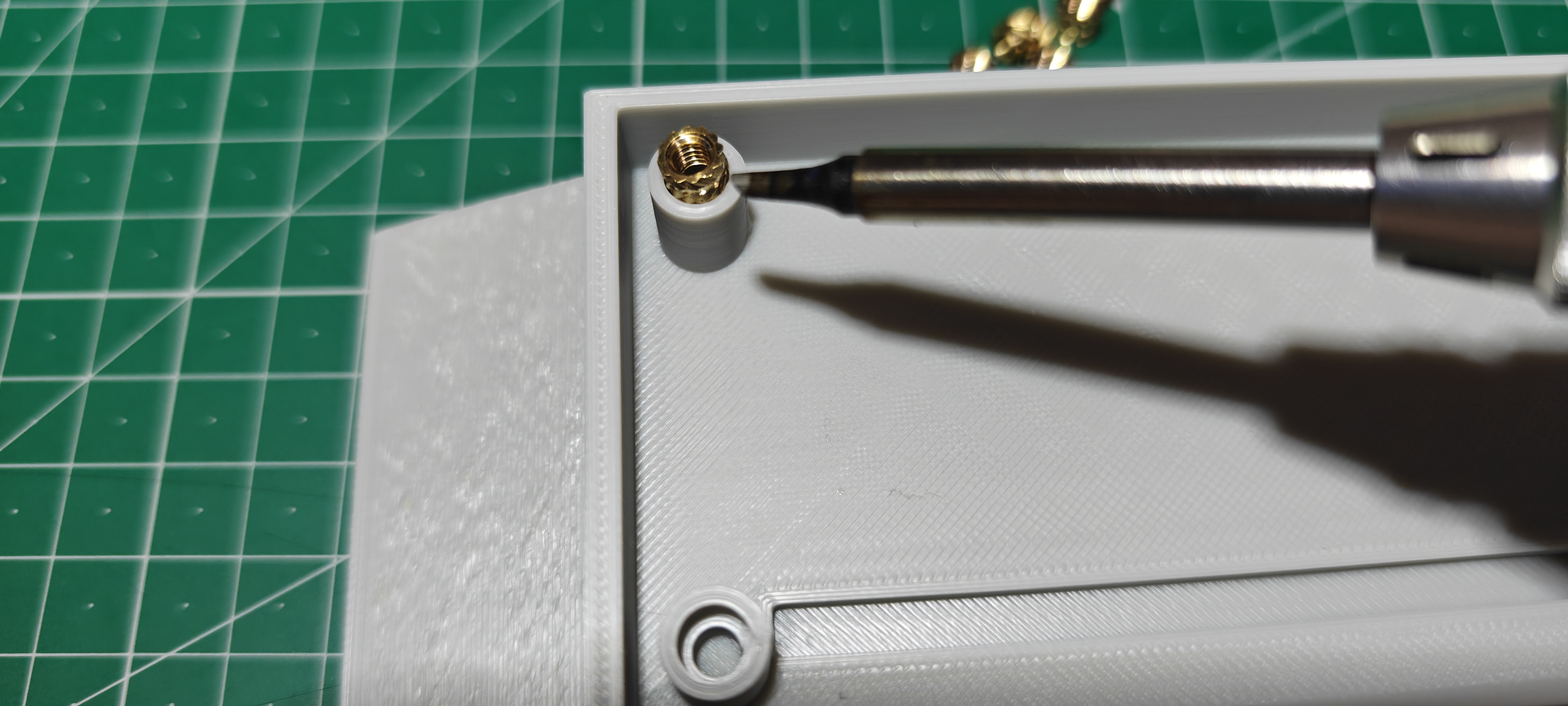 はんだごてで熱圧入している写真