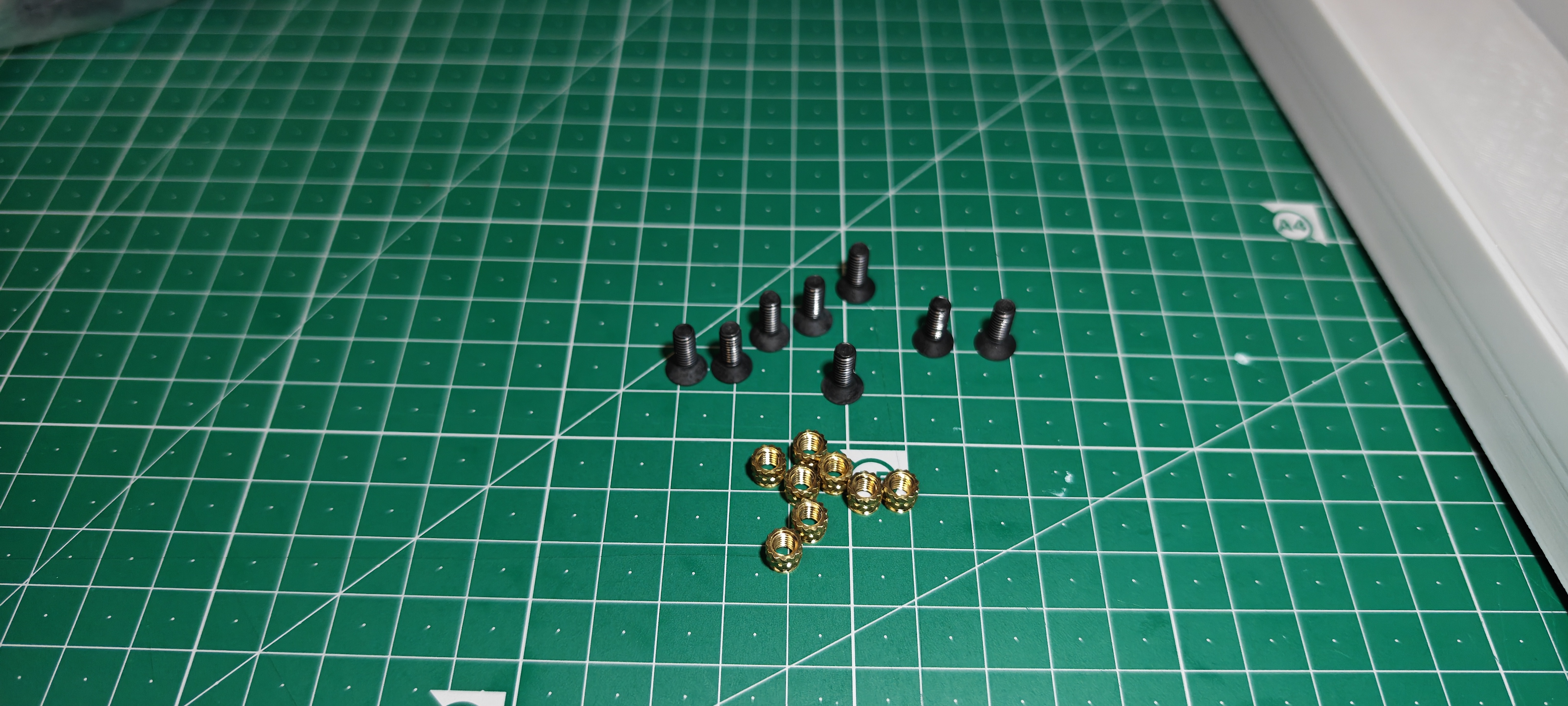 挿入するヒートインサートナットと＋ネジの写真