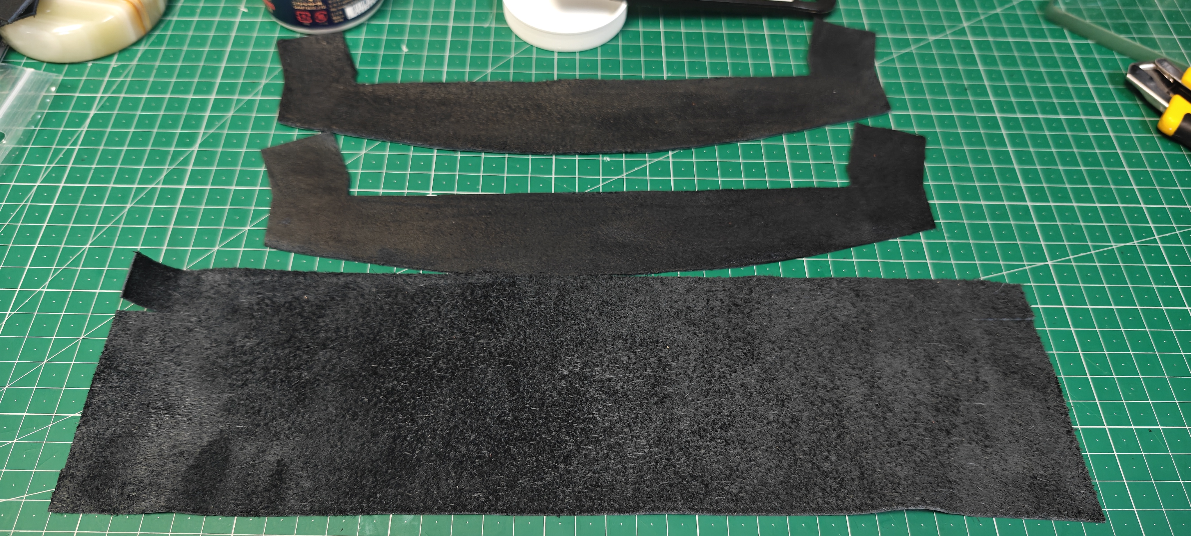 切り出した革の写真