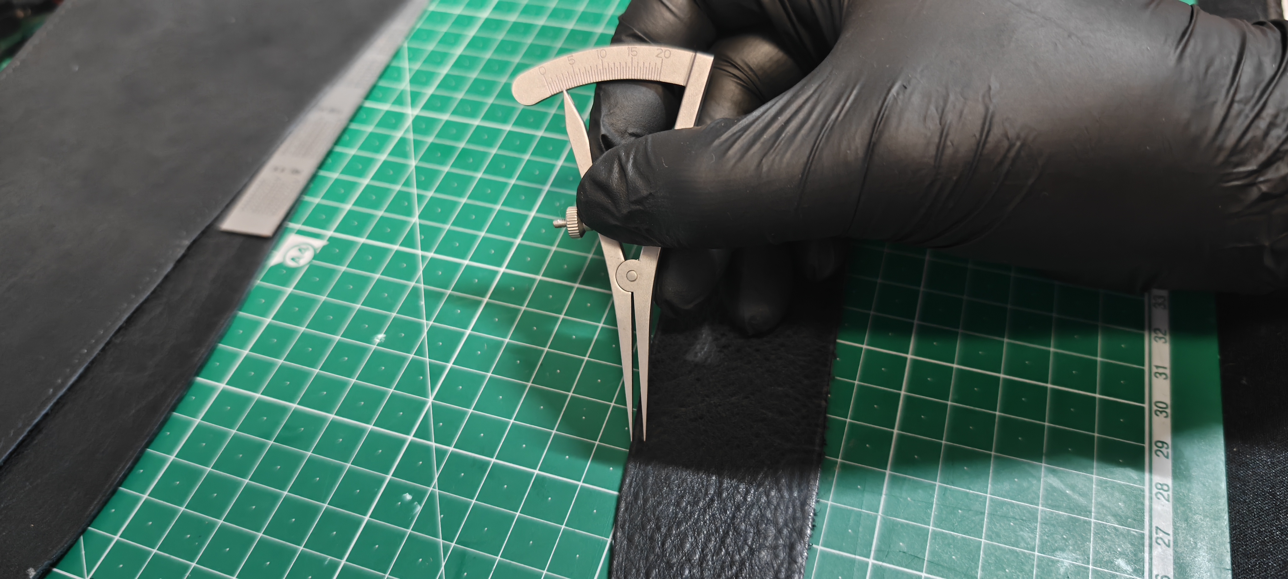 革に穴をあけている写真