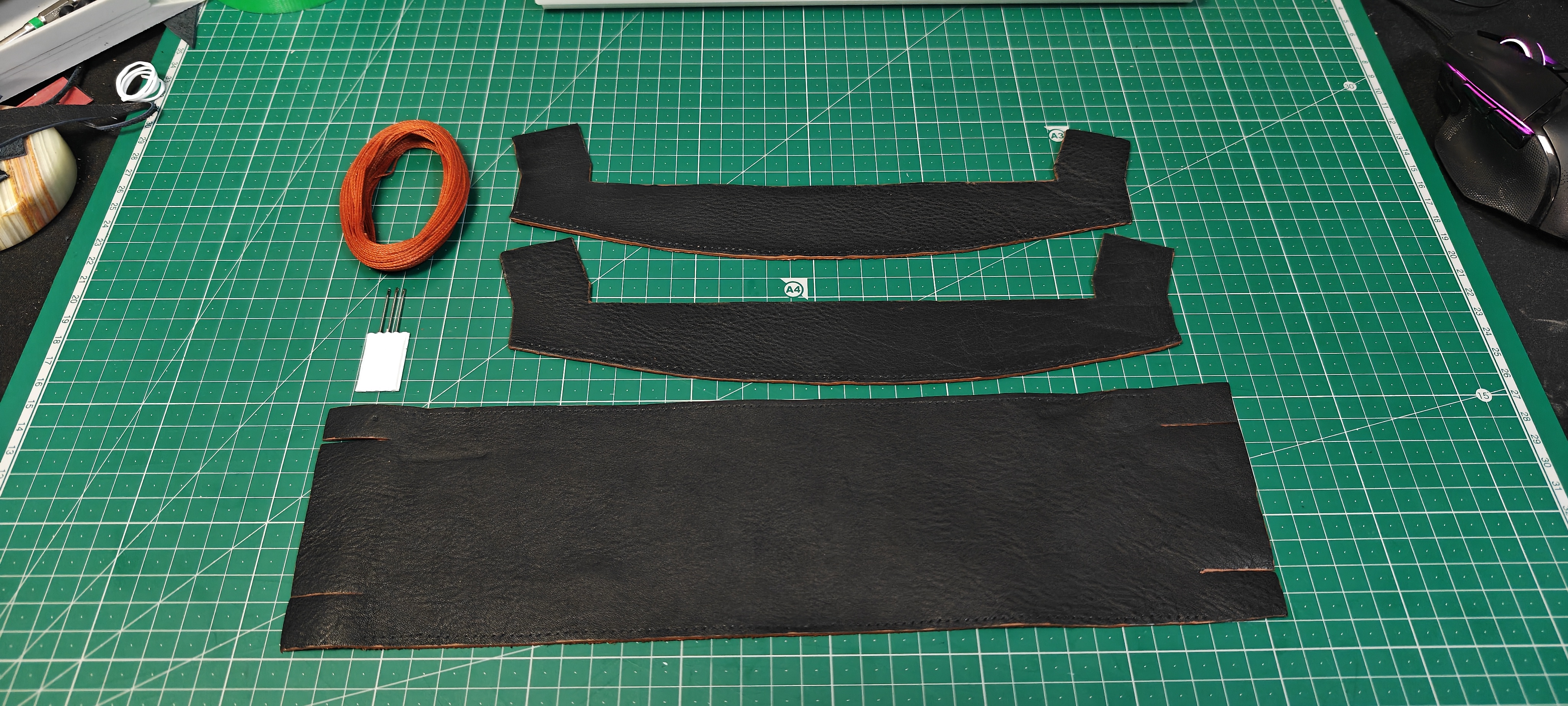 縫う前のパーツ3つと糸の写真