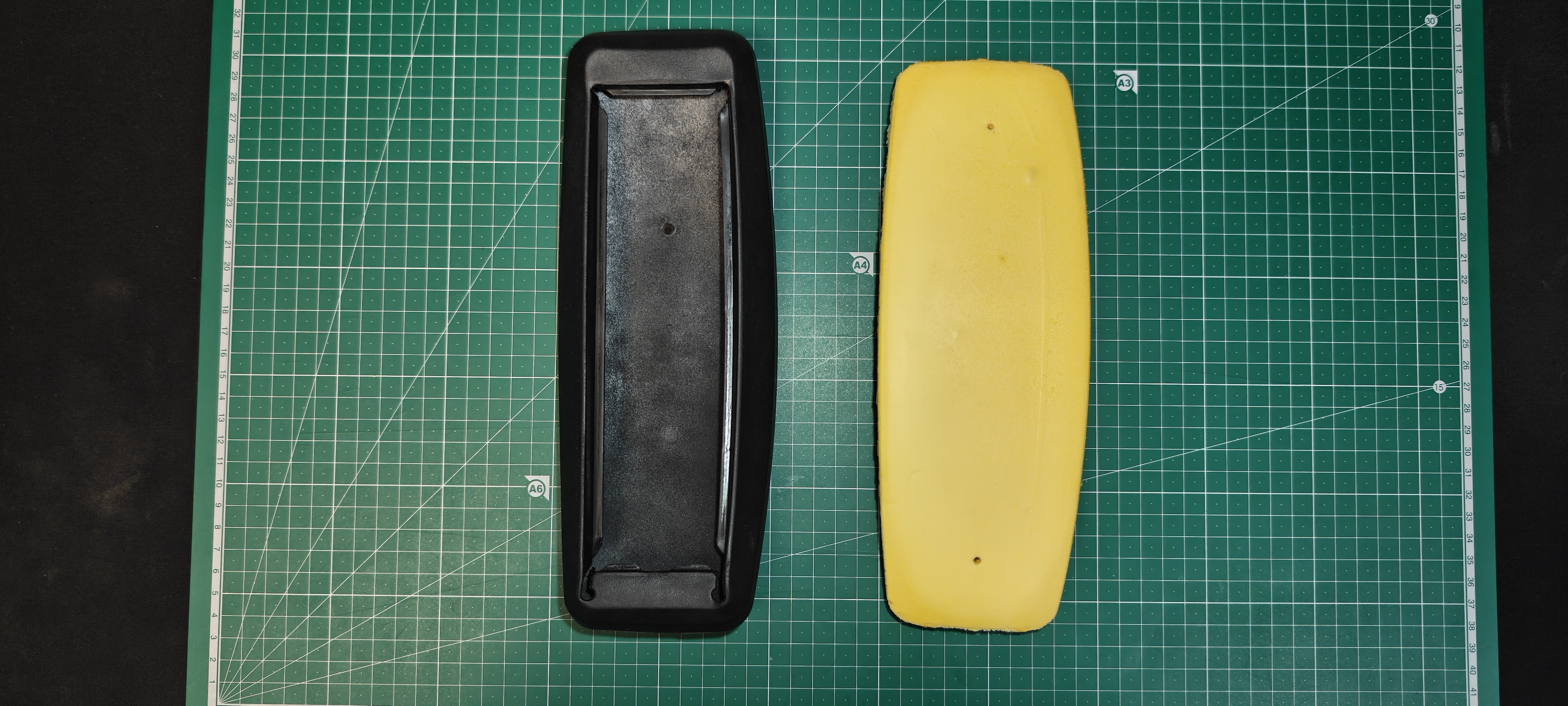 分解しカバーと内部の２つに分かれた写真