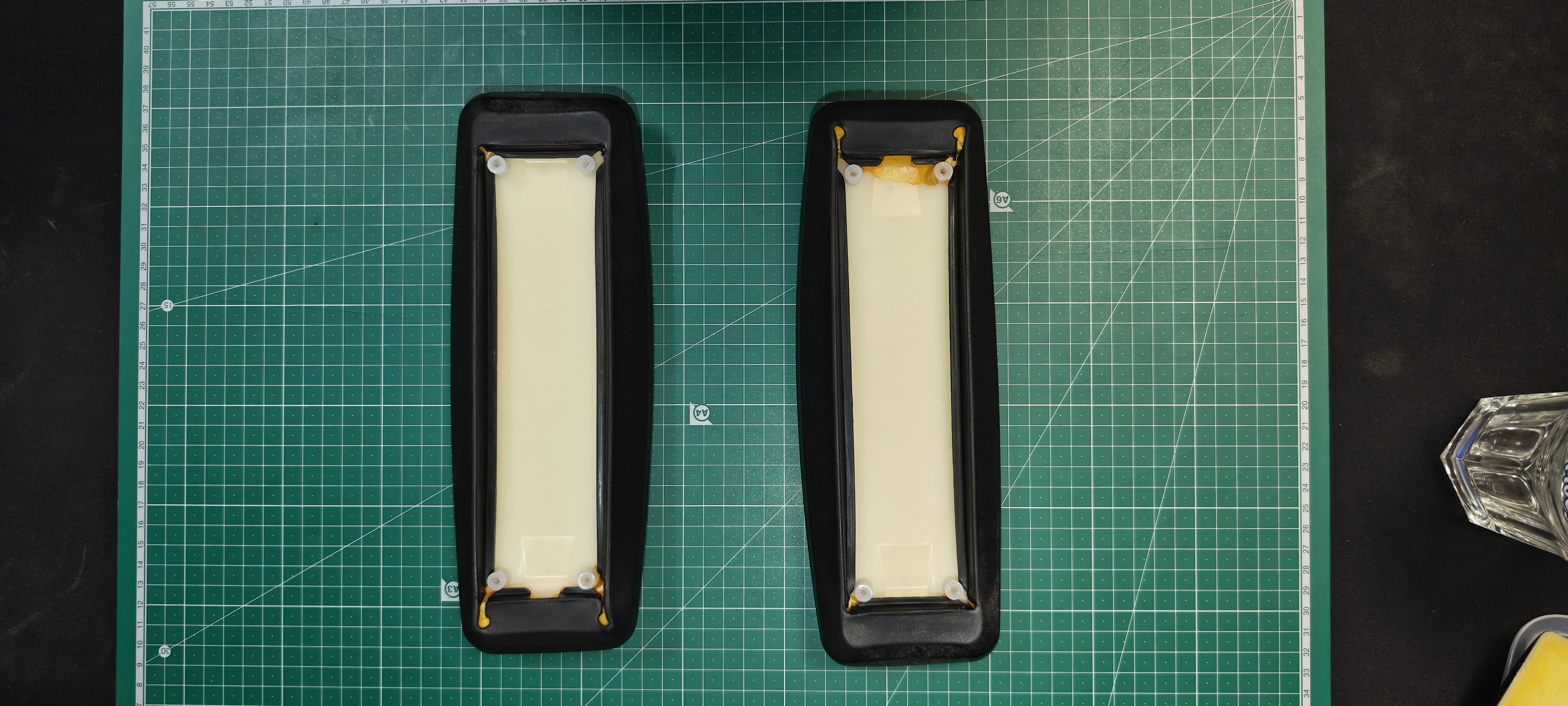 取り外したアームレストの裏面の写真